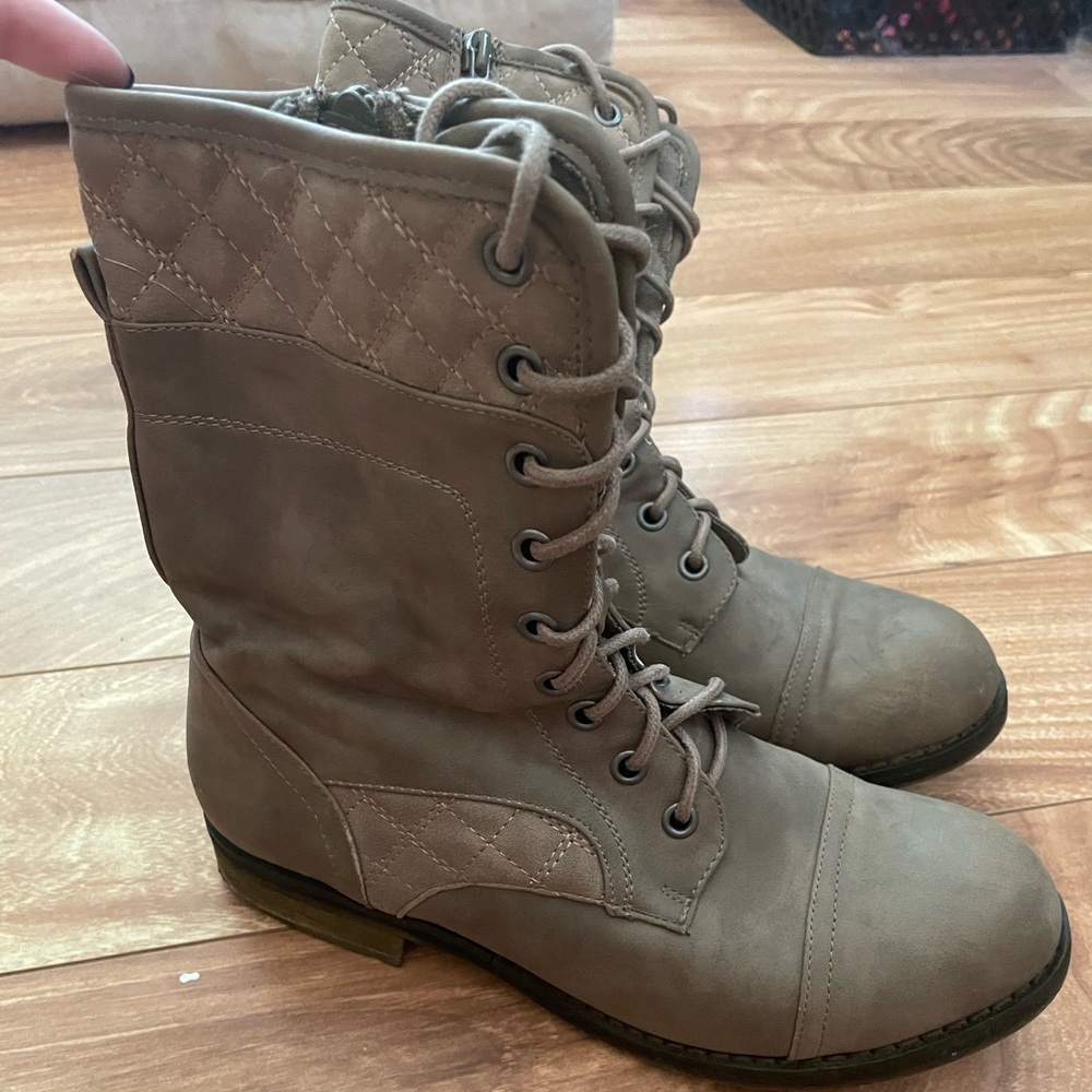 Mid-Calve Lace Up Boots